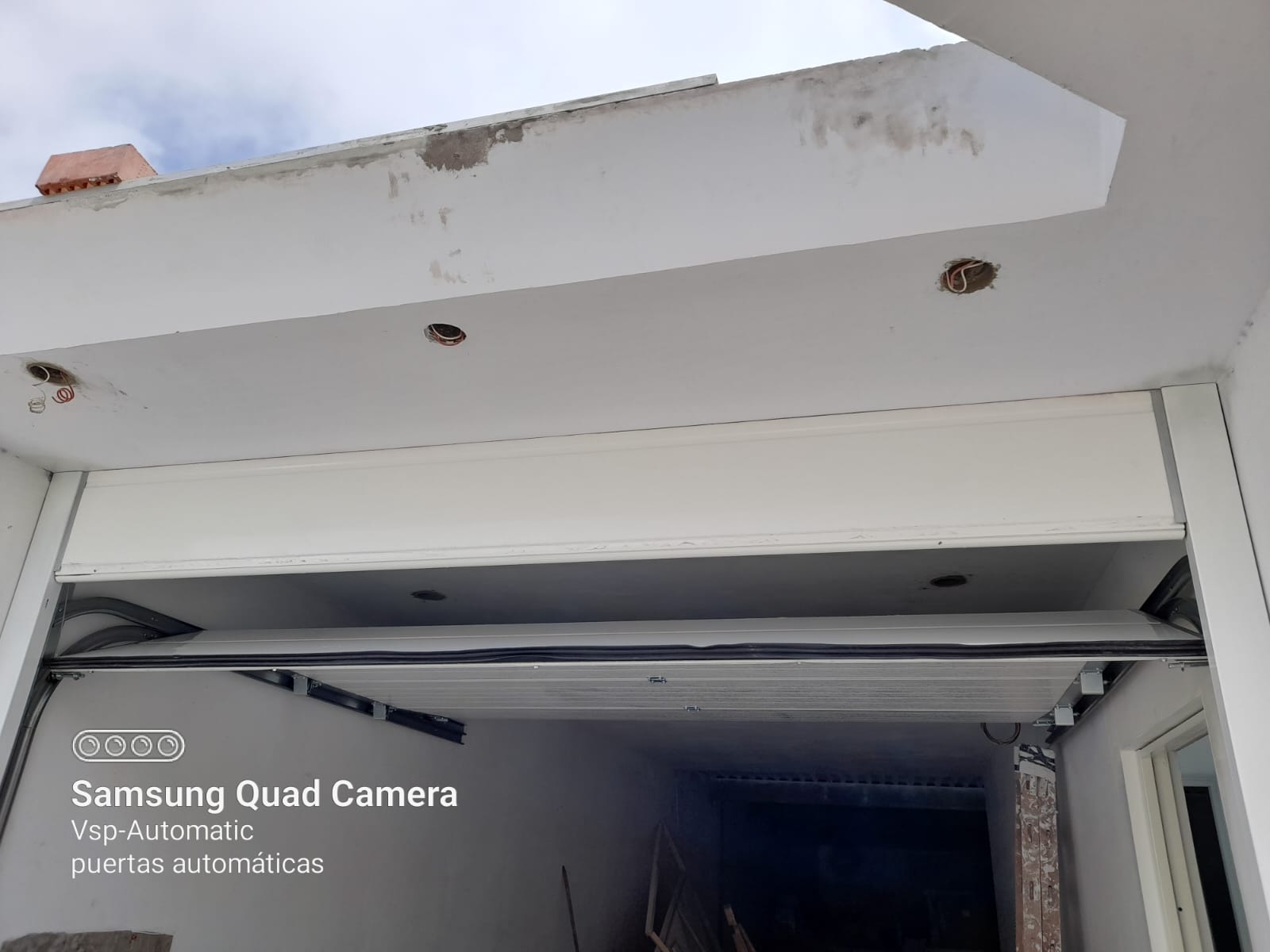 Puerta seccional color blanco